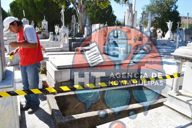 Acordonan tumbas en panteón de Victoria para prevenir accidentes Acordonan tumbas en panteón de Victoria para prevenir accidentes