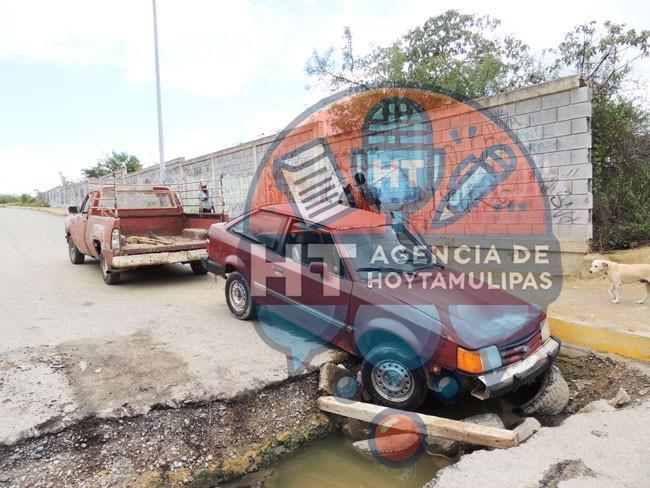 Cae conductor a zanja abierta en la UAT Cae conductor a zanja abierta en la UAT
