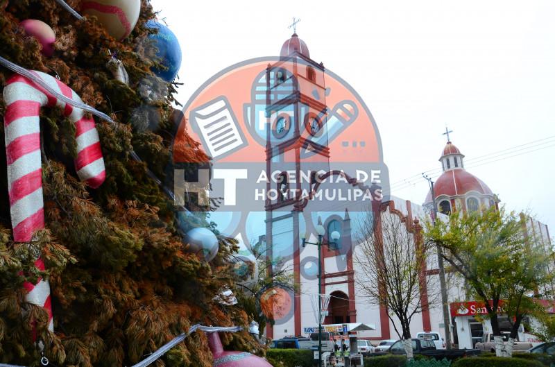 Pino, Catedral y cielo nublado Pino, Catedral y cielo nublado