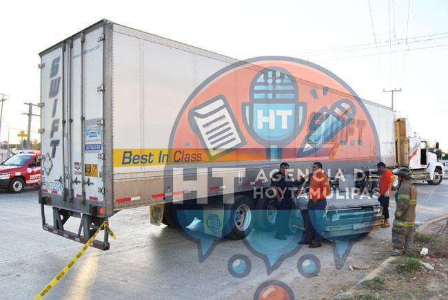 Muere al chocar contra tráiler en Nuevo Laredo Muere al chocar contra tráiler en Nuevo Laredo