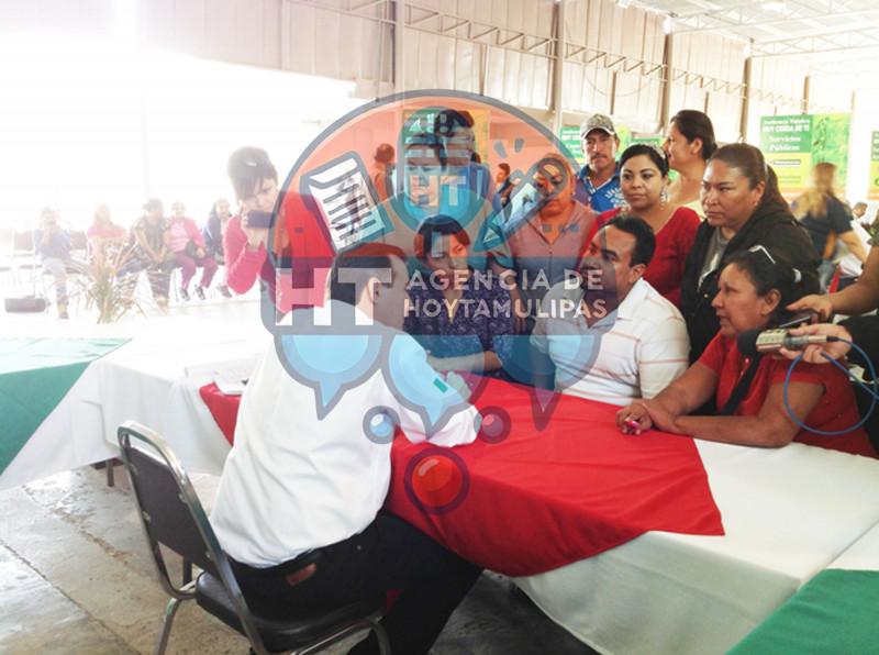El alcalde Alfonso Sánchez Garza, escucha a los padres de familias El alcalde Alfonso Sánchez Garza, escucha a los padres de familias
