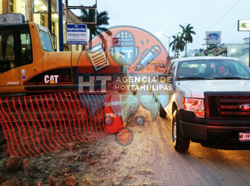 Obstruye “retroexcavadora” paso en una avenida de Ciudad Madero Obstruye “retroexcavadora” paso en una avenida de Ciudad Madero