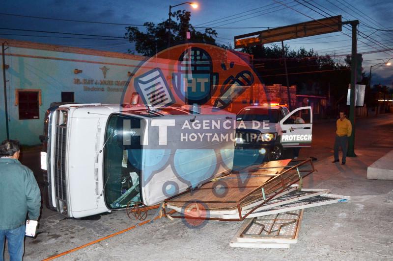 Chocan y vuelcan dos camionetas en Nuevo Laredo Chocan y vuelcan dos camionetas en Nuevo Laredo