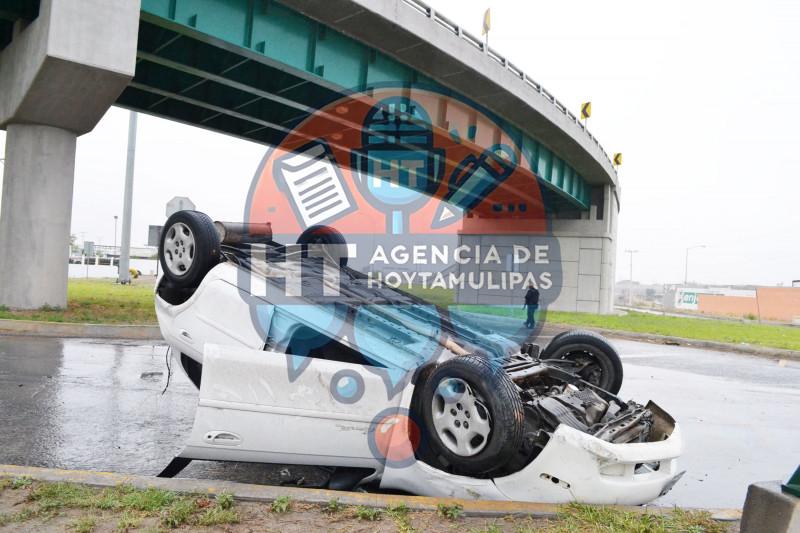 Vuelca al ser impactado por otro vehículo en Nuevo Laredo Vuelca al ser impactado por otro vehículo en Nuevo Laredo