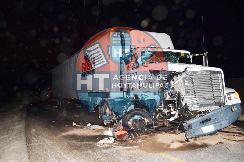 Chocan de frente dos traileros en Nuevo Laredo Chocan de frente dos traileros en Nuevo Laredo