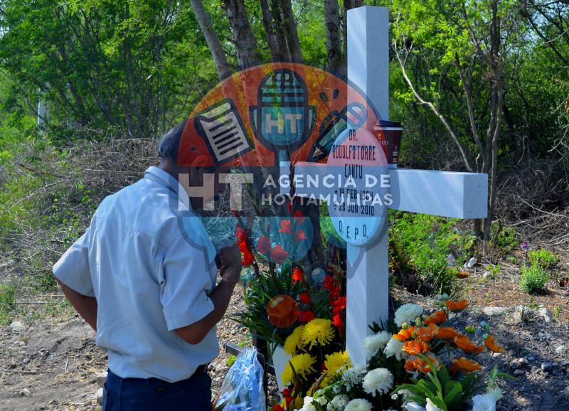 Llevan ofrendas florales Llevan ofrendas florales