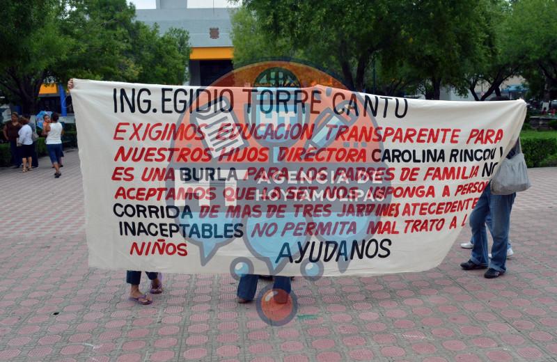 Padres de familia se manifestaron Padres de familia se manifestaron
