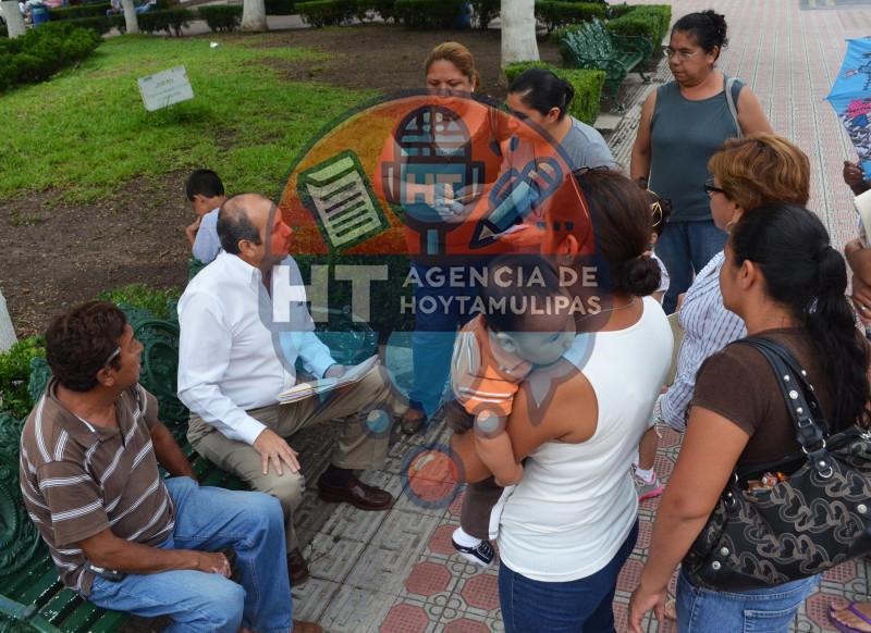 Padres de familia se manifestaron Padres de familia se manifestaron