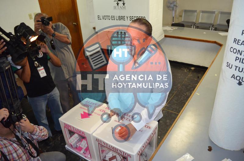 Salvador Treviño votando Salvador Treviño votando