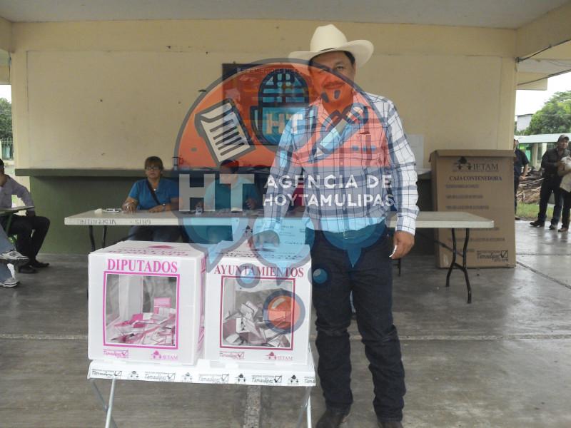 Raúl García Vallejo emitiendo su voto Raúl García Vallejo emitiendo su voto