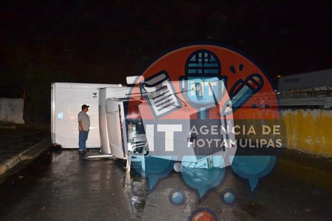 Se vuelca tráiler en Nuevo Laredo Se vuelca tráiler en Nuevo Laredo