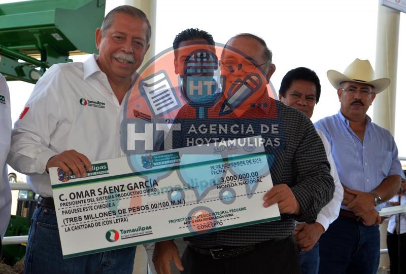 Entrega de apoyos a ganaderos Entrega de apoyos a ganaderos