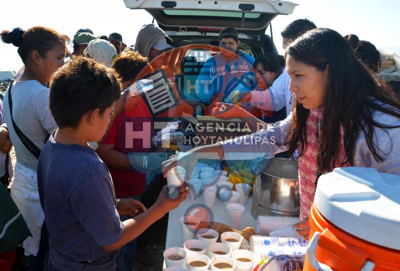 Ayudan a los más necesitados Ayudan a los más necesitados