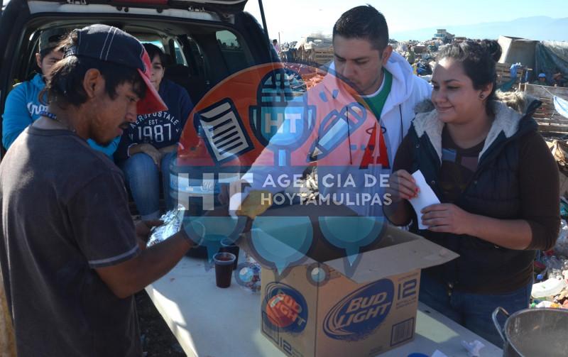 Ayudan a los más necesitados Ayudan a los más necesitados