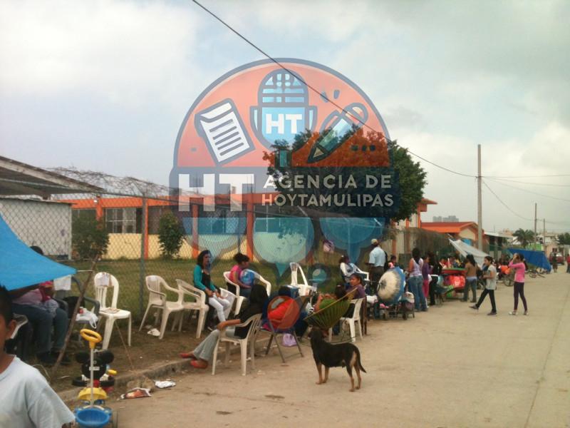 300 padres de familia duermen a fuera de escuela 300 padres de familia duermen a fuera de escuela