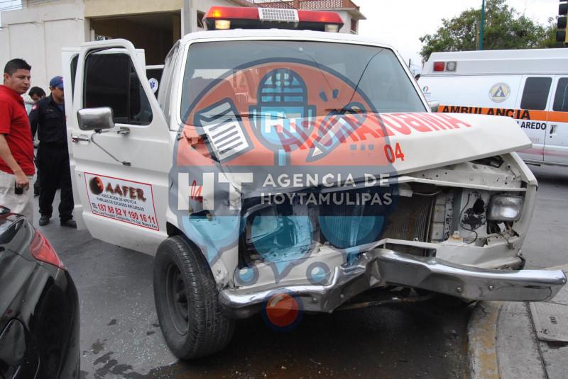 Choque entre ambulancia y carro Choque entre ambulancia y carro
