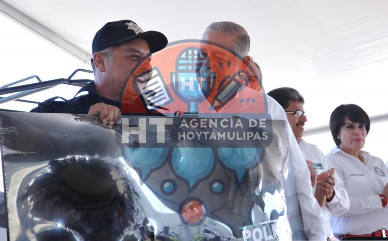 Egidio entrega apoyos a policías Egidio entrega apoyos a policías