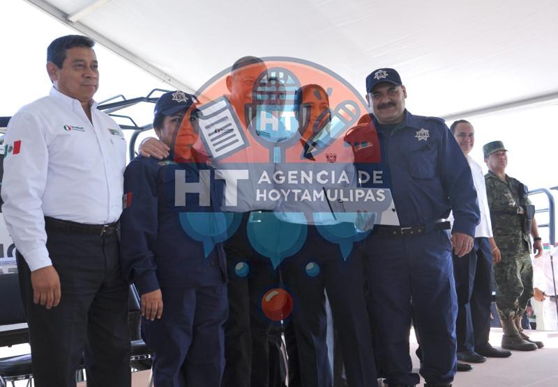 Egidio entrega apoyos a policías Egidio entrega apoyos a policías