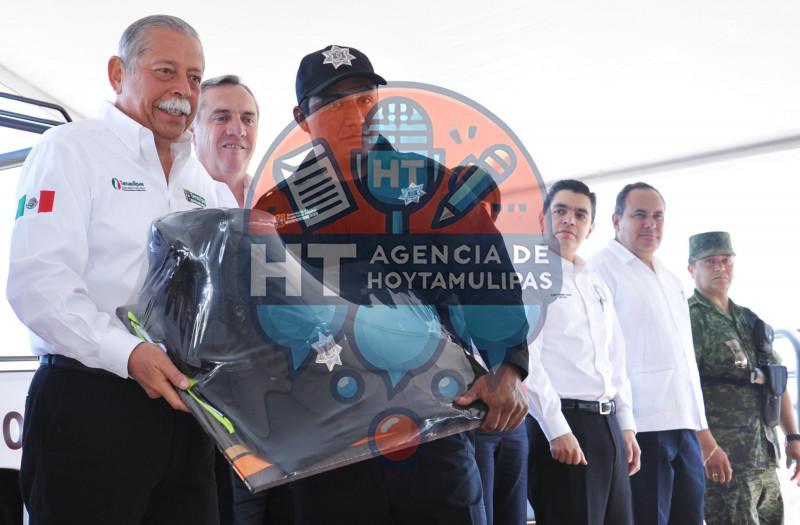 Egidio entrega apoyos a policías Egidio entrega apoyos a policías