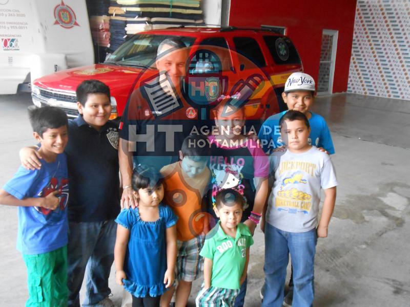 Carlos Leal con hijos de periodistas Carlos Leal con hijos de periodistas