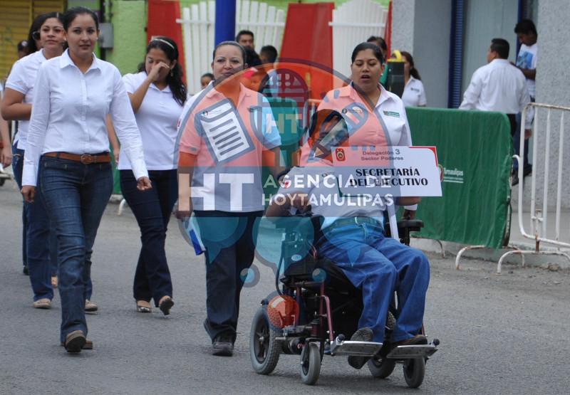 Desfilan más de 8 mil en Victoria Desfilan más de 8 mil en Victoria