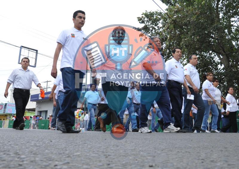 Desfilan más de 8 mil en Victoria Desfilan más de 8 mil en Victoria