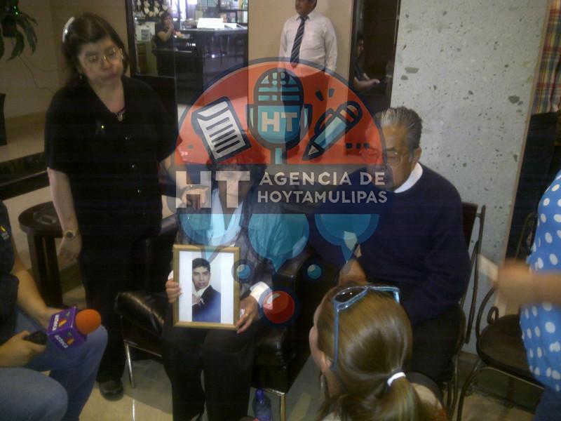 Padres de dentista muerto en explosión en Reynosa Padres de dentista muerto en explosión en Reynosa