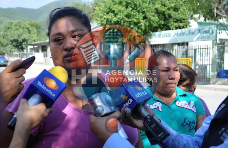 Madres de familia se inconforman Madres de familia se inconforman