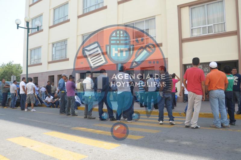 Se manifiestan trabajadores municipales Se manifiestan trabajadores municipales