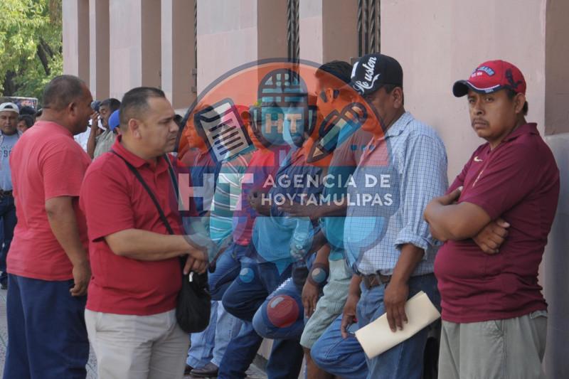 Se manifiestan trabajadores municipales Se manifiestan trabajadores municipales