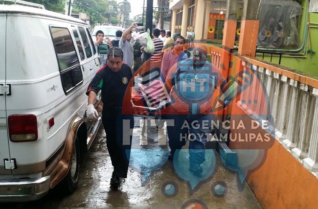 Cuerpo de mujer arrastrada por la corriente Cuerpo de mujer arrastrada por la corriente