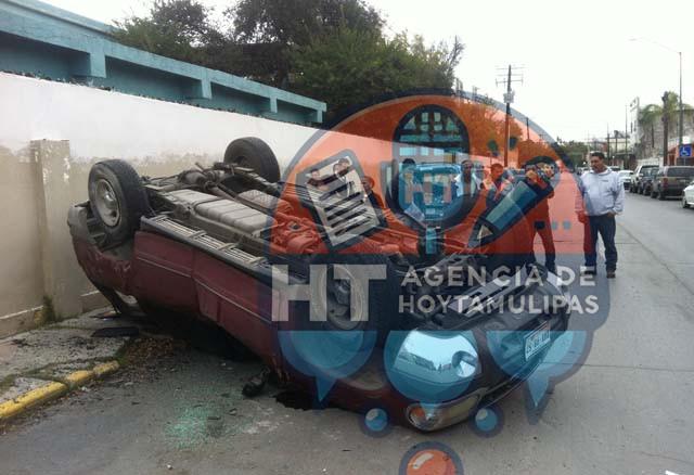 Camioneta volcada Camioneta volcada