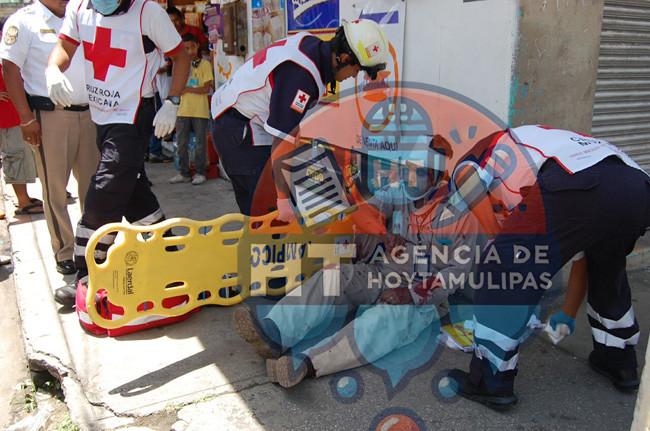 Auto arrolla a peatón Auto arrolla a peatón