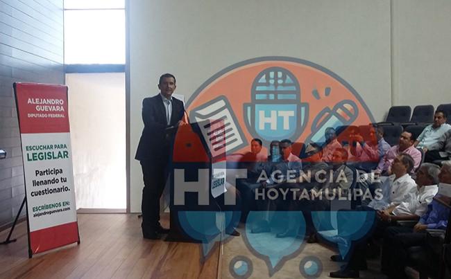 Alejandro Guevara con empresarios Alejandro Guevara con empresarios