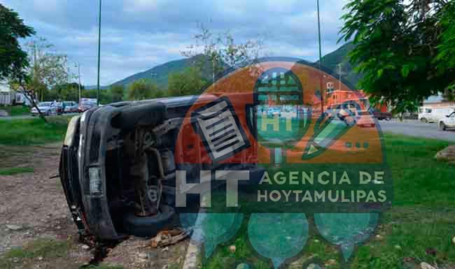 Mujer vuelca auto por exceso de velocidad en Ciudad Victoria Mujer vuelca auto por exceso de velocidad en Ciudad Victoria