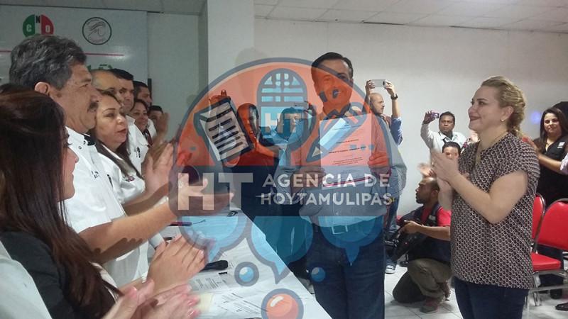 El precandidato oficial por el PRI a la alcaldía de Reynosa, Ernesto Robinson Terán, celebró por quienes podrían convertirse en sus compañeros de fórmula El precandidato oficial por el PRI a la alcaldía de Reynosa, Ernesto Robinson Terán, celebró por quienes podrían convertirse en sus compañeros de fórmula