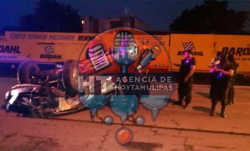 Abandonan camioneta tras volcarla Abandonan camioneta tras volcarla