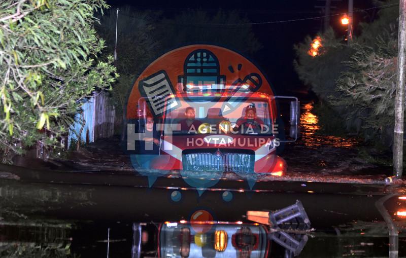 Bomberos auxiliando por la tromba en Ciudad Victoria Bomberos auxiliando por la tromba en Ciudad Victoria