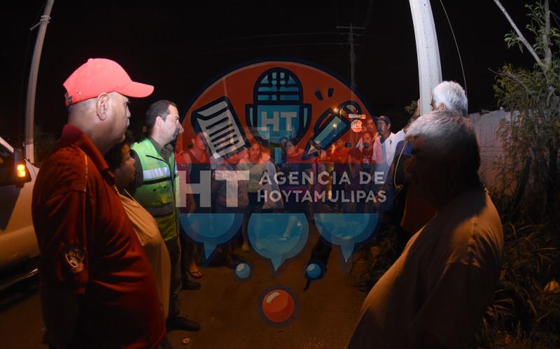 Medardo Sánchez Albarrán atendiendo a los afectados por tromba Medardo Sánchez Albarrán atendiendo a los afectados por tromba