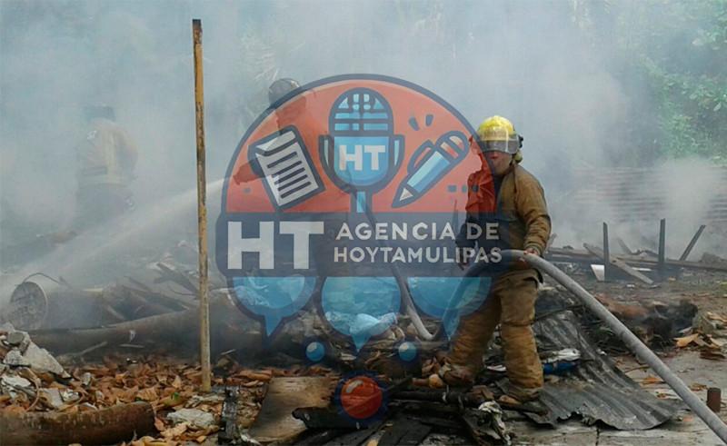 Incendio arrasa con vivienda Incendio arrasa con vivienda
