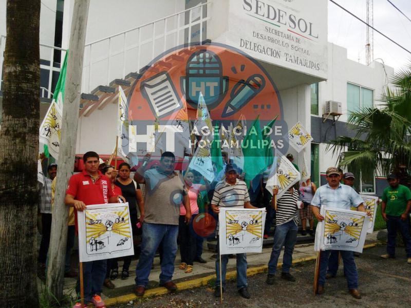 Campesinos manifestandose en SEDESOL Federal Campesinos manifestandose en SEDESOL Federal