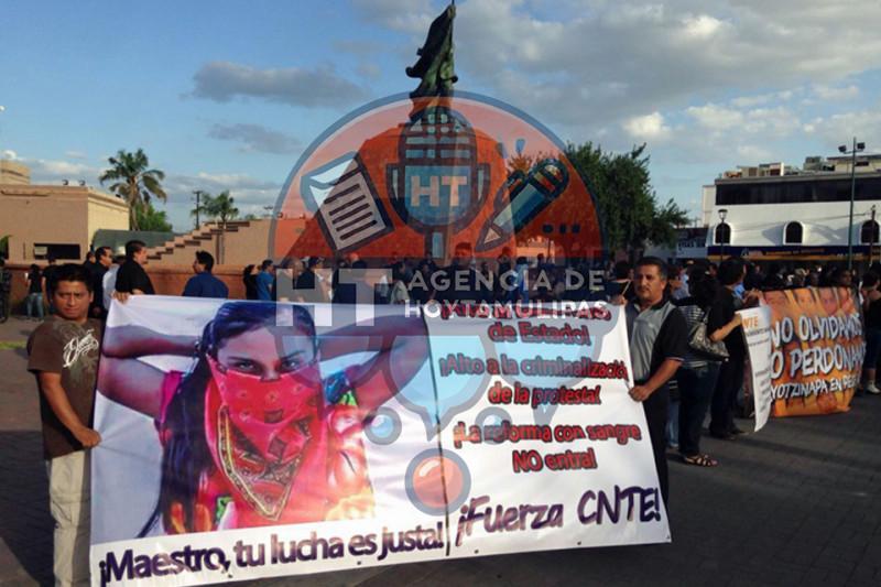 Marchan maestros de Nuevo Laredo Marchan maestros de Nuevo Laredo