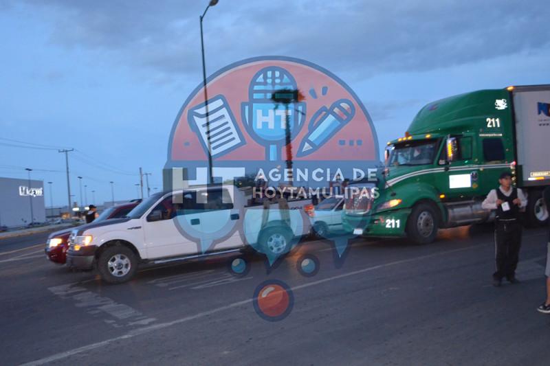 Tráiler choca contra camioneta Tráiler choca contra camioneta