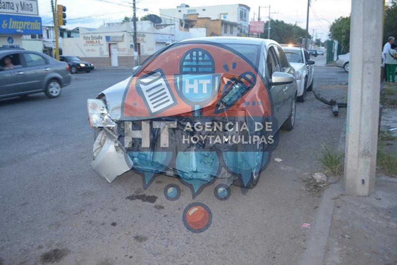 Carro chocado en Victoria Carro chocado en Victoria