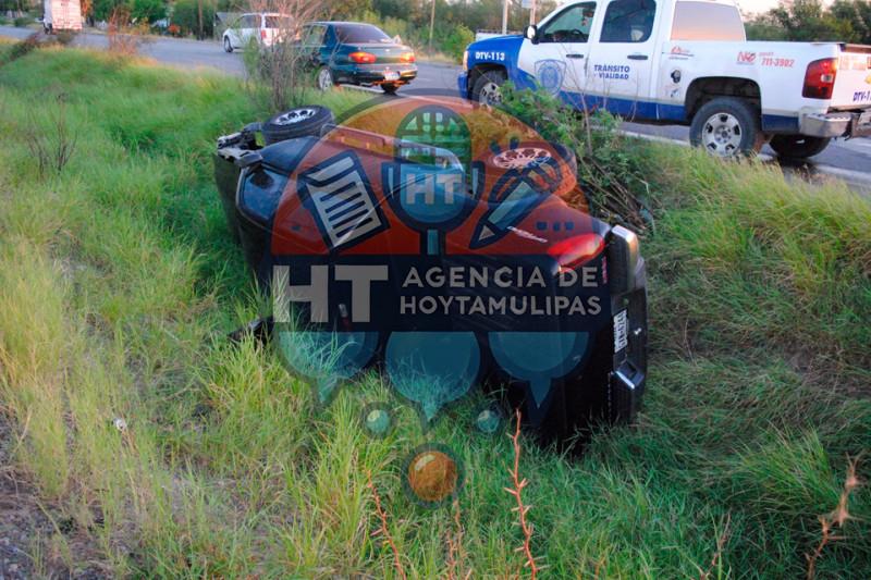 Camioneta volcada Camioneta volcada