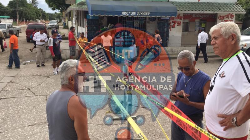 Vecinos de Madero bloquean calle Vecinos de Madero bloquean calle