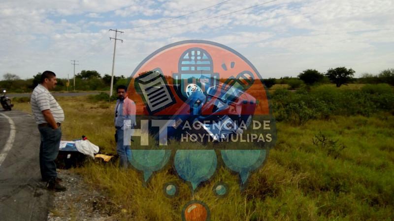 Vuelca camión cargado con fresas Vuelca camión cargado con fresas