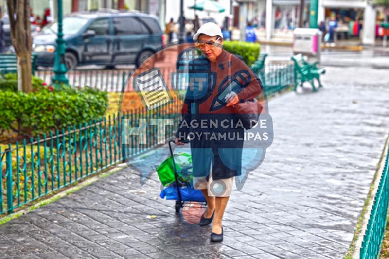 Mujer abrigada Mujer abrigada