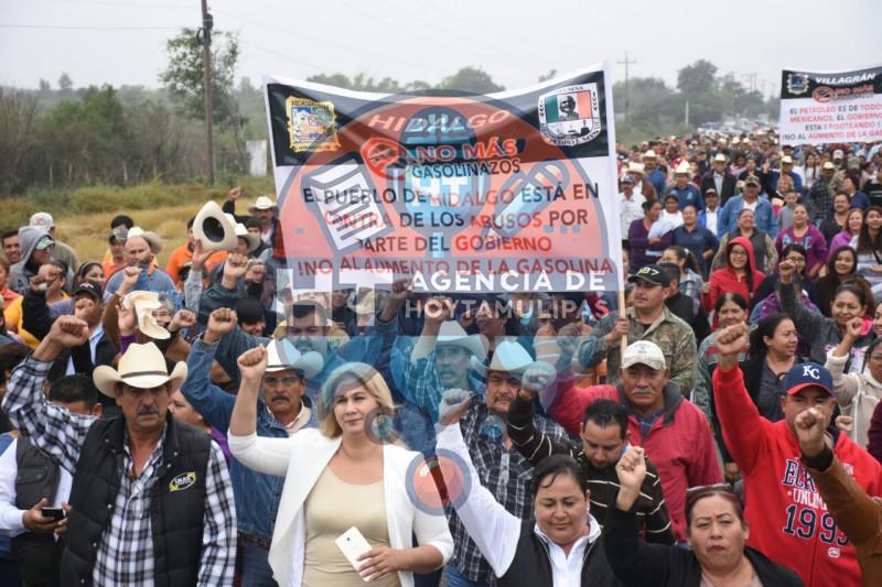 Bloquean carretera Victoria-Monterrey Bloquean carretera Victoria-Monterrey