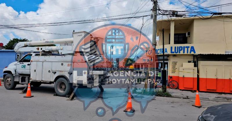 Caen postes de luz en fraccionamiento de Matamoros Caen postes de luz en fraccionamiento de Matamoros